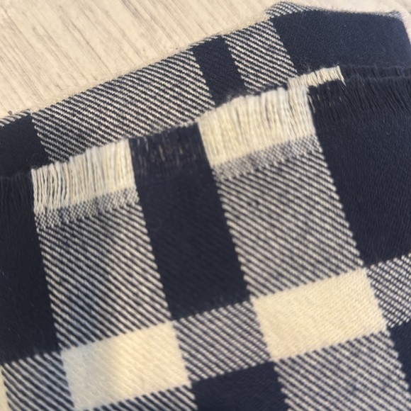Cole haan navy and cream blanket scarf plaid never worn brand new without tags - Picture 5 of 5